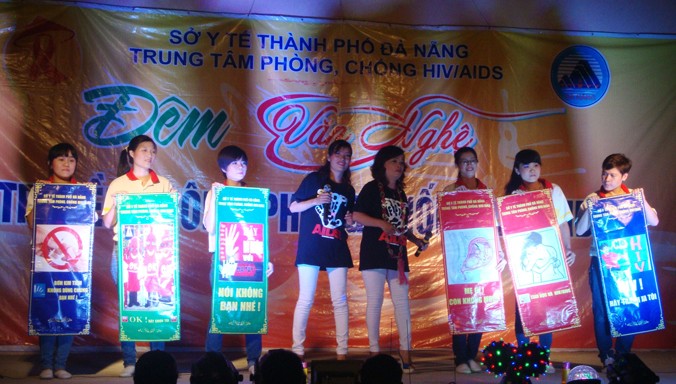 Một buổi biểu diễn văn nghệ tuyên truyền phòng chống HIV/AIDS. Ảnh: Thanh Trần