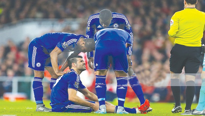 Costa (ngồi) tiếp tục tỏa sáng ở trận derby thành London. Ảnh: GETTY IMAGES