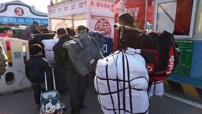 Nhiều công nhân ở Quảng Đông, Trung Quốc hết việc đang chờ lên tàu về quê nghỉ Tết. Ảnh: SCMP
