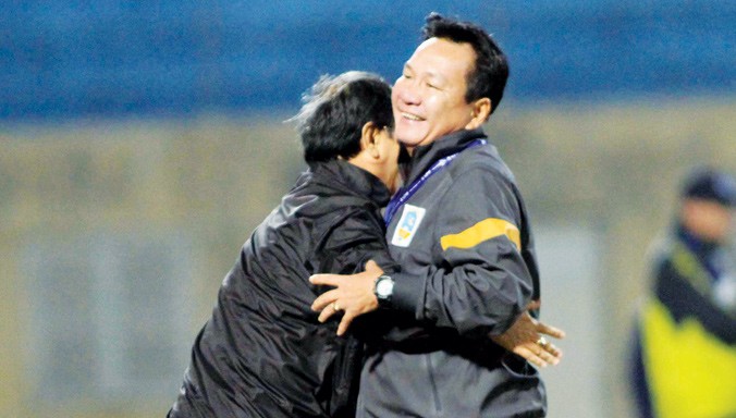 HLV Hoàng Văn Phúc (phải) dự đoán trận Siêu cúp 2015 sẽ có nhiều bàn thắng. Ảnh: VSI