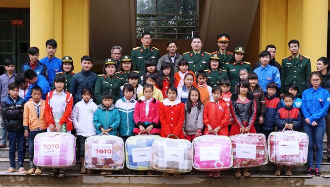 Lãnh đạo Học viện KTQS và huyện Hàm Yên trao tặng chăn ấm cho các em học sinh Trường THCS xã Yên Lâm.