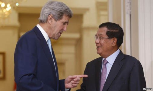 Ngoại trưởng Mỹ John Kerry (trái) được Thủ tướng Campuchia Hun Sen chào đón tại Phnom Penh hôm 26-1. Ảnh: Reuters