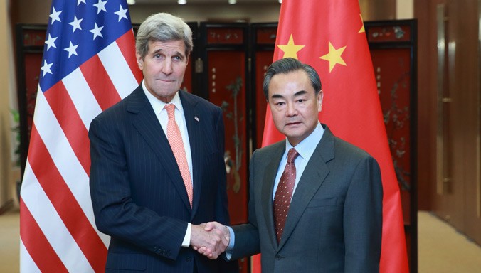 Ngoại trưởng Mỹ John Kerry (trái) và Bộ trưởng Ngoại giao Trung Quốc Vương Nghị. Ảnh: Xinhua