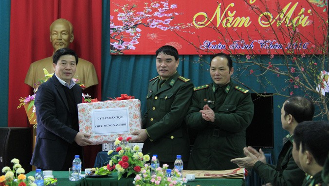 Thứ trưởng, Phó chủ nhiệm UBDT Lê Sơn Hải tặng quà cho cán bộ, chiến sĩ đồn biên phòng Thanh Lòa. Ảnh: Trường Phong.