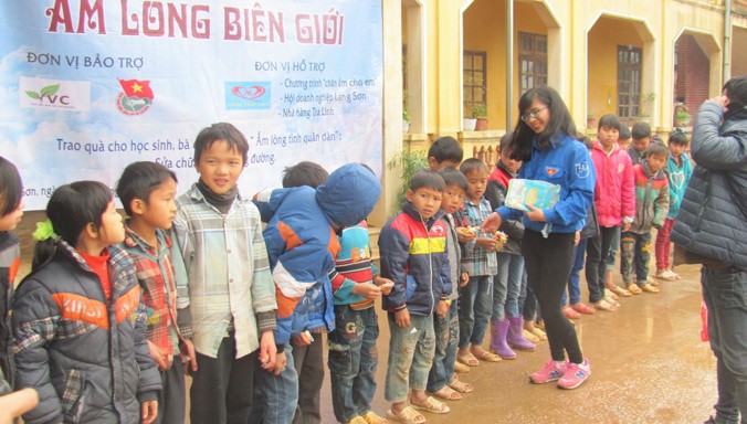Các tình nguyện viên lên xã Công Sơn (huyện Cao Lộc) tặng quà cho trẻ em địa phương, giúp các em vượt qua giá rét. Ảnh: Duy Chiến