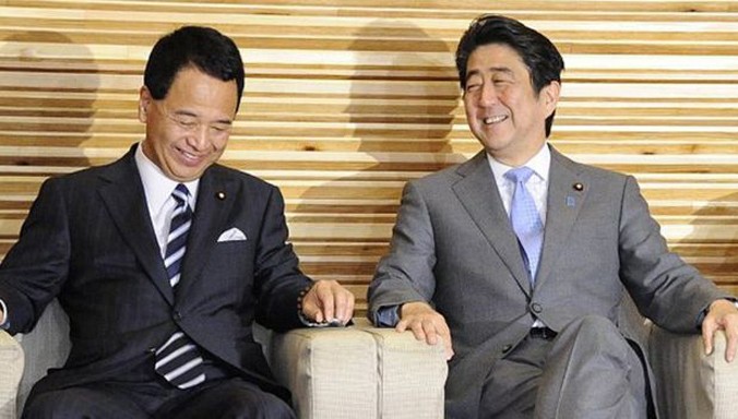 Ông Akira Amari (trái) được coi là kiến trúc sư của Abenomics - kế hoạch kinh tế của Thủ tướng Shinzo Abe nhằm kéo Nhật Bản khỏi giảm phát. Ảnh: Getty Images