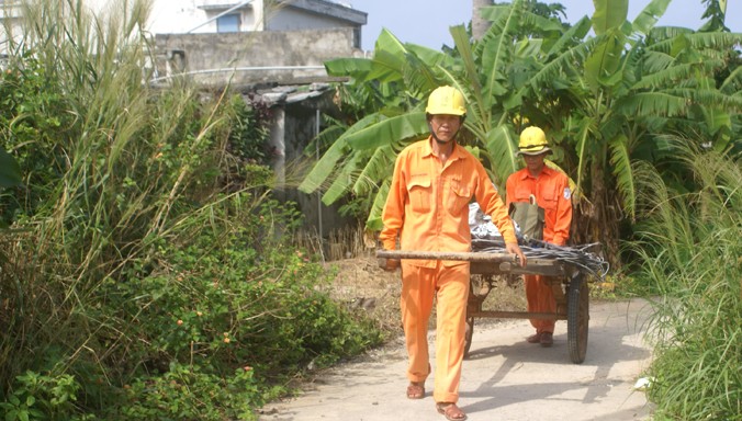 Công nhân ngành điện chuẩn bị vật tư để thi công kéo điện cho người dân xã đảo An Bình.