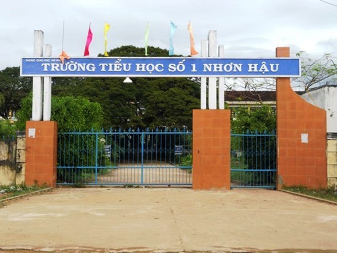 Trường tiểu học số 1 Nhơn Hậu, nơi xảy ra vụ việc phụ huynh đánh nam sinh ngất xỉu. Ảnh: Zing 