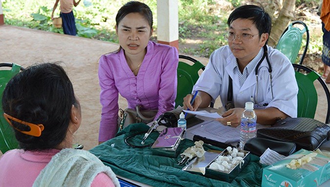 Đoàn y, bác sĩ tình nguyện khám bệnh tại Lào.