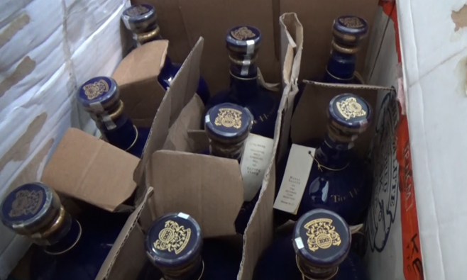 Cảnh sát phát hiện hàng nghìn chai rượu ngoại không rõ nguồn gốc.