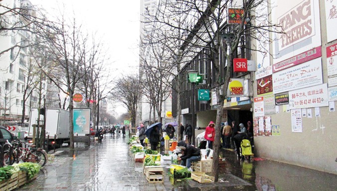 Một góc chợ “liều” trước hai siêu thị châu Á lớn “Tangfrères” và “Paris Store”, quận 13 Paris
