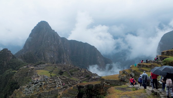 Machu Picchu - Bên trái là khu nhà ở và đền đài, bên phải là khu trồng trọt được giật cấp bậc thang.