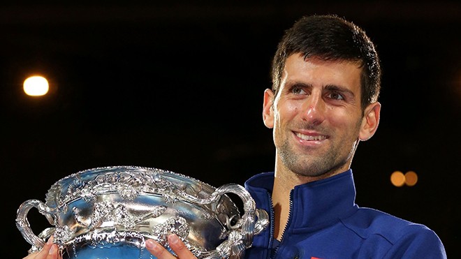 Djokovic hạnh phúc với chiếc cúp Australian Open thứ 6 trong sự nghiệp. Ảnh: GETTY IMAGES