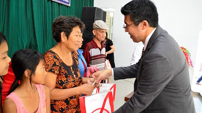 Ông Shigehira Uda - Giám đốc Nhà máy Long Thành, Công ty Ajinomoto Việt Nam tặng quà Tết cho người nghèo.