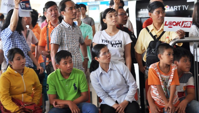 Hàng nghìn người thân cũng đến khu vực ga đến quốc tế của sân bay quốc tế Tân Sơn Nhất đón người thân ở nước ngoài về ăn tết. Ảnh: Việt Văn