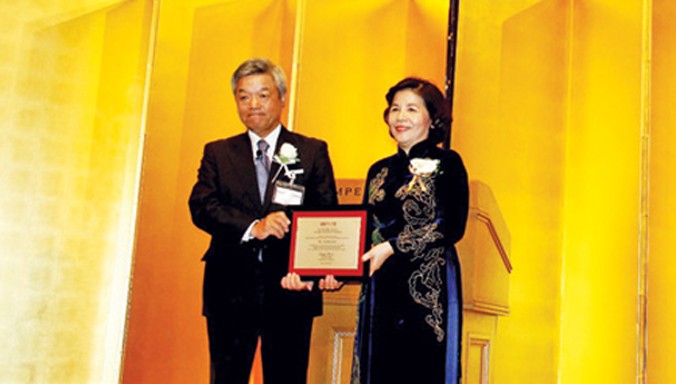 Bà Mai Kiều Liên - Tổng Giám Ðốc Vinamilk là người phụ nữ Việt Nam đầu tiên và duy nhất được nhận Giải thưởng Nikkei châu Á 2015.