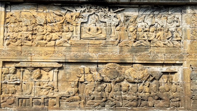 Trên khắp các bức tường là phù điêu kể chuyện đời Phật. Ảnh: HAT
