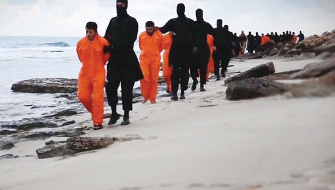 Bắt cóc con tin và đưa lên mạng xã hội cảnh hành quyết là một trong những hành động tàn bạo của IS. Ảnh: Telegraph