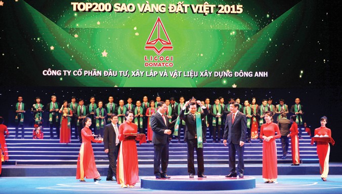 Tổng Giám đốc Lê Văn Nghĩa nhận giải thưởng Sao vàng đất việt năm 2015 tại Trung tâm hội nghị quốc gia.