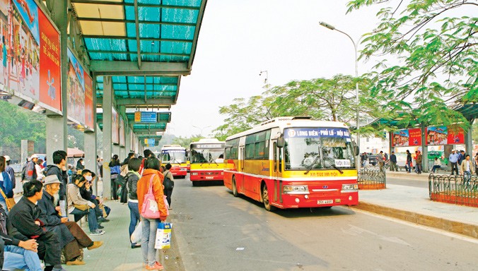 Trạm trung chuyển xe bus Long Biên, Hà Nội. Ảnh: Hồng Vĩnh