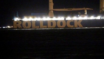 Tàu Rolldock Star chở tàu ngầm 186 – Đà Nẵng neo trong vịnh Cam Ranh, lúc 22h40 ngày 2/2. Ảnh: Nguyễn Đình Quân