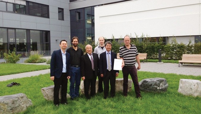 Tổng giám đốc Nguyễn Anh Tuấn (thứ 2 từ trái qua) thăm và làm việc tại Viện nghiên cứu năng lượng mặt trời Fraunhofer ISE của Ðức.
