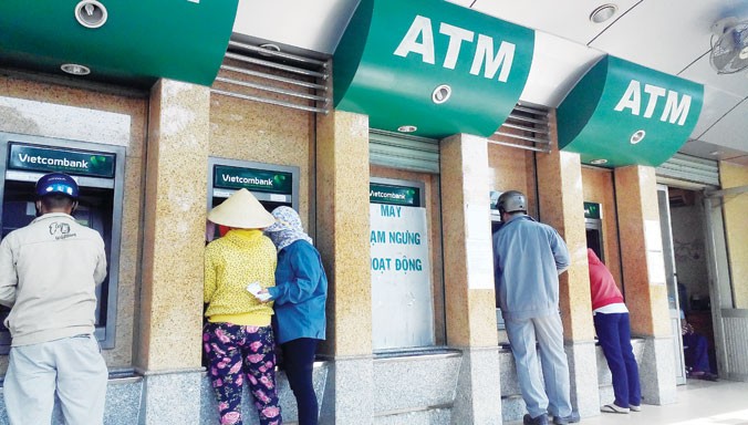 Người dân rút tiền trong khu chế xuất Tân Thuận (quận 7) gặp nhiều trụ ATM “lâm bệnh” ngay trước dịp Tết. Ảnh: Việt Văn