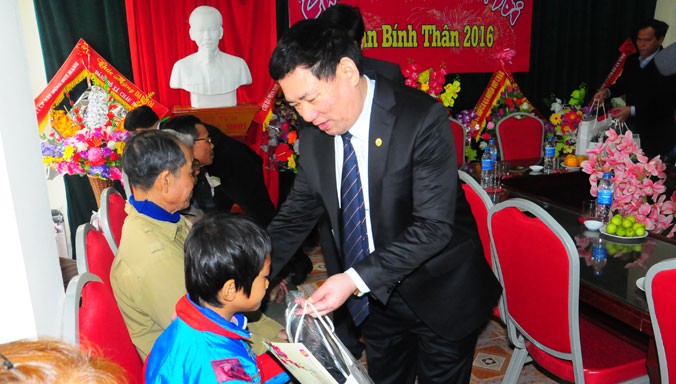 Bí thư Tỉnh ủy Nghệ An tặng cặp sách, tặng quà học sinh nghèo của huyện Quỳ Châu nhân dịp Tết Bính Thân 2016. Ảnh: Quang Long