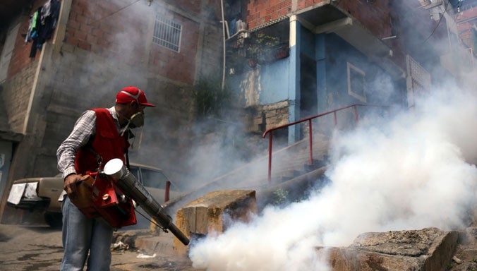 Nhân viên y tế Venezuela đang phun thuốc diệt muỗi Aedes truyền virus Zika ở khu dân cư. Ảnh: Xinhua