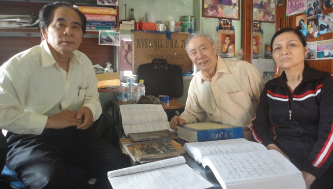 Vợ chồng ông Nguyễn Văn Quyển (bìa phải) trò chuyện cùng ông Viêm Xuân Doãn. Ảnh: K.N