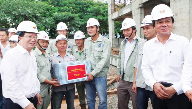 Bộ trưởng Bộ Xây dựng Trịnh Ðình Dũng thăm và tặng quà cán bộ, kỹ sư và công nhân xây dựng nhà ở xã hội của Tổng công ty HUD tại dự án khu đô thị Tây Nam Linh Ðàm, Hà Nội.