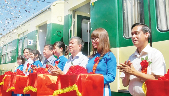 Ông Trần Ngọc Thành - Chủ tịch HÐTV ÐSVN (thứ 3 từ phải qua) cắt băng, chính thức đưa tuyến đường sắt Hà Nội - Ðồng Ðăng vào hoạt động. Ảnh: Bảo An