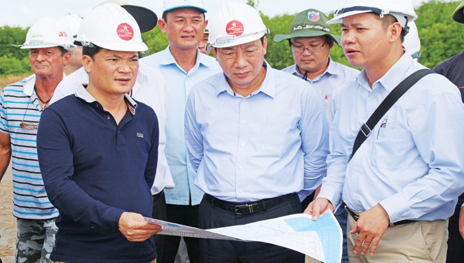Thứ trưởng GTVT Nguyễn Hồng Trường (đứng giữa) và lãnh đạo Ban QLDA đường Hồ Chí Minh kiểm tra hiện trường dự án đoạn Năm Căn – Ðất Mũi