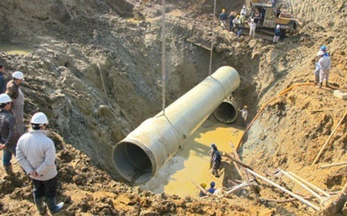 Từ tháng 2/2012 - 9/2015, tuyến ống dẫn nước đã bị vỡ 14 lần, phá hủy 18 cây ống composite cốt sợi thủy tinh, khiến doanh nghiệp khai thác phải chi hơn 13,4 tỷ đồng để sửa chữa, khắc phục sự cố. 
