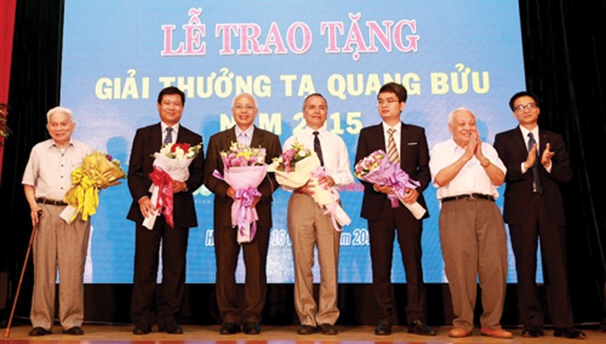 Phó Thủ tướng Vũ Ðức Ðam cùng GS Hoàng Tụy, GS Nguyễn Văn Hiệu chúc mừng các nhà khoa học nhận giải thưởng Tạ Quang Bửu 2015.