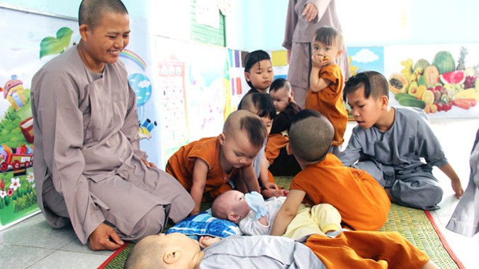 Sư cô Thích Nữ Minh Tâm và những đứa trẻ nhận về nuôi tại Niệm Phật đường Mỹ Hóa.