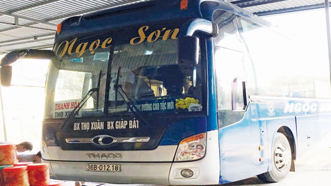 Nhà xe Ngọc Sơn - BKS 36B-012.18 chạy Giáp Bát (Hà Nội) - Thanh Hóa bị hành khách phản ánh thu giá vé cao, nhồi nhét. Ảnh: CTV
