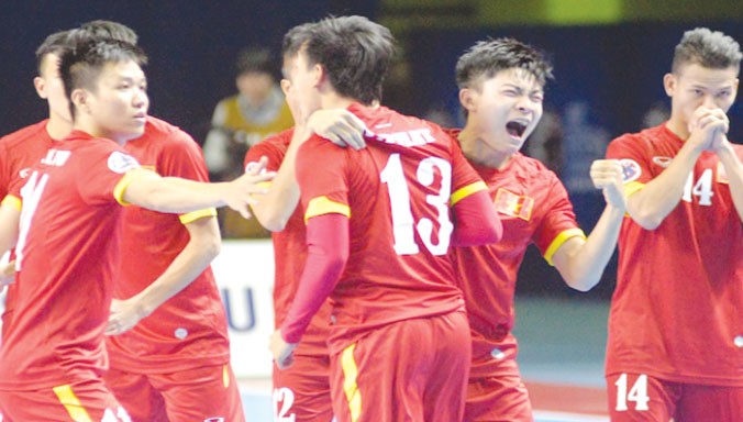 Niềm vui khôn tả của các cầu thủ futsal Việt Nam sau khi đánh bại Nhật Bản để giành vé trực tiếp tham dự FIFA Futsal World Cup. Ảnh: AFC
