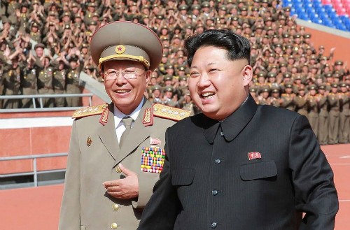 Cựu tổng tham mưu trưởng Ri Yong-Gil (trái) đi bên cạnh lãnh đạo Triều Tiên Kim Jong-un vào tháng 10/2015. 