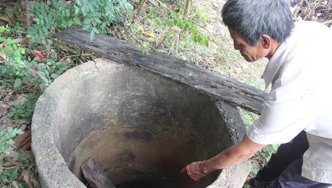 Giếng nước nhà ông Phạm Văn Phước bị nhiễm phèn, mặn không thể sử dụng.