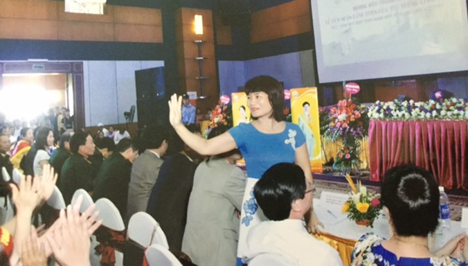 Bị can Nguyễn Thị Thủy - Phó tổng giám đốc Cty Liên Kết Việt (đứng), trợ thủ đắc lực giúp Lê Xuân Giang thực hiện hành vi lừa đảo.