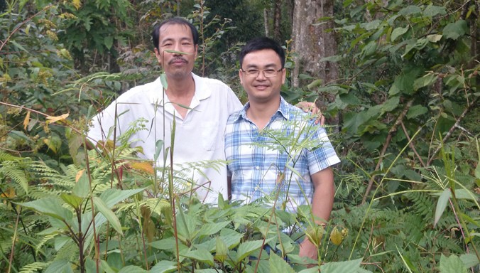 Dược sĩ Phan Văn Hiệu (phải) trong 1 lần đi tìm cây thuốc cùng lương y tại xã Y Tí, huyện Bát Xát, tỉnh Lào Cai.