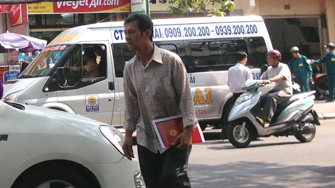 Nhiều nhà xe đón, trả khách sai quy định trên đường Nguyễn Thái Bình chiều 19/2 - Ảnh: Tuổi trẻ