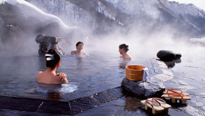 Tắm khỏa thân Onsen ở bể ngoài trời. Ảnh: Japantourism
