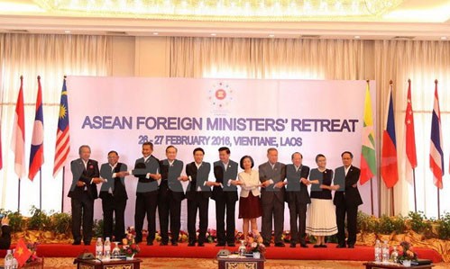 Phó thủ tướng, Bộ trưởng Ngoại giao Phạm Bình Minh (thứ 5 từ trái sang) và các đại biểu tại hội nghị. Ảnh: Vietnam+