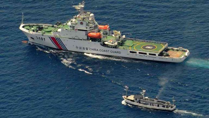 Tàu hải cảnh Trung Quốc (tàu lớn) chặn tàu tiếp tế Philippines tiếp cận Bãi Cỏ Mây hồi tháng 3/2014. Ảnh: Jay Directo