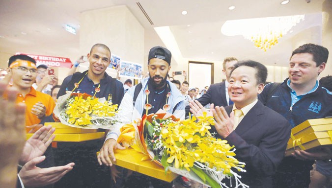 Sau khi đón tiếp Manchester City mùa hè năm ngoái, bầu Hiển (bên phải) đang lên kế hoạch đưa Barcelona đến Việt Nam. Ảnh: VSI