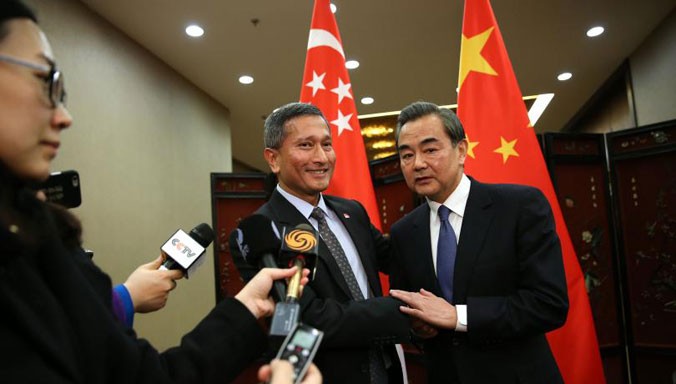 Ngoại trưởng Singapore Vivian Balakrishnan (trái) bắt tay người đồng cấp Trung Quốc Vương Nghị ngày 29/2.