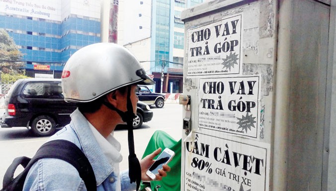 Tràn lan tờ rơi, mẫu quảng cáo cho vay “nóng”, vay tín chấp ở TPHCM. Ảnh: Việt Văn
