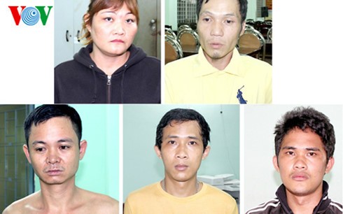 Các nghi can trong nhóm cho vay nặng lãi của Nguyễn Kim Trinh. Ảnh: VOV. 